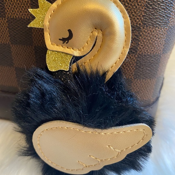 Black swan KeyChain PomPom - Picture 2 of 4